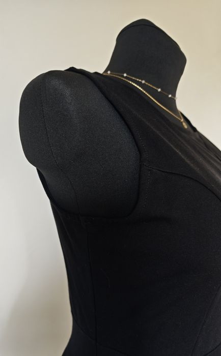 Elegancki czarny krótki kombinezon z siateczką Amisu – rozmiar 38 (M) na wakacje na randkę