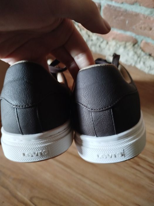 Кроссовки фирмы Levi's 42p