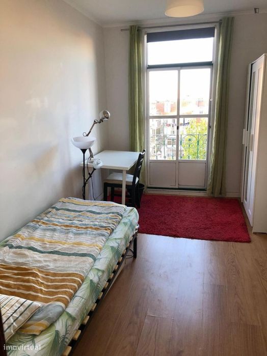 Quarto - localizado em São Sebastião Lisbon
