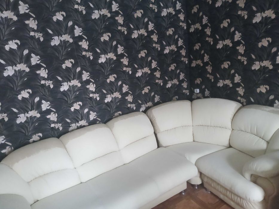 Кутовий диван , потребує перетягування