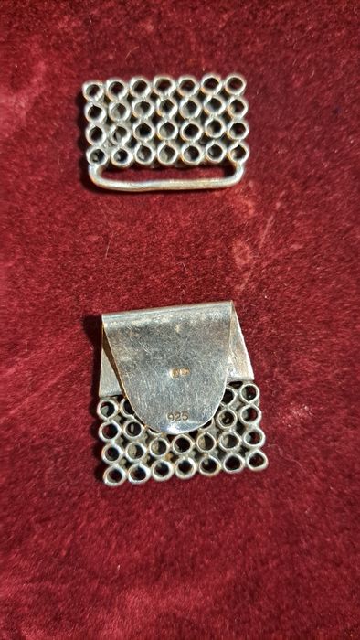 Fecho mosquetão vintage em prata contrastada.