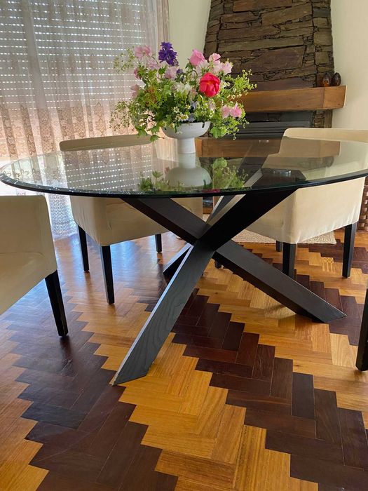 Mesa redonda moderna com tampo de vidro