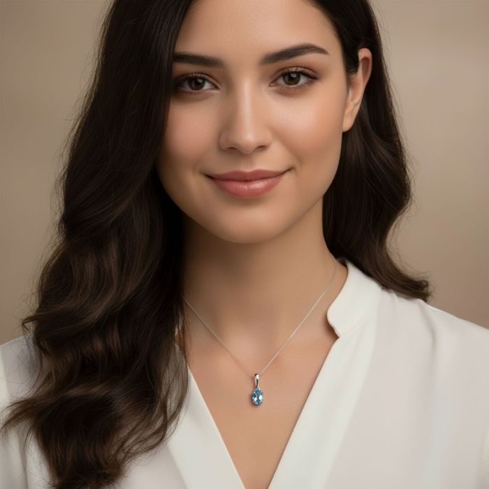 Subtelny wisiorek z białego złota i topazu_W.KRUK