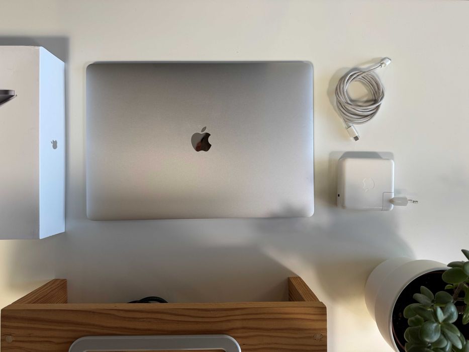 MacBook Pro 15” (2019) — Core i7 2.6 Touch Bar | 16GB RAM | 256GB