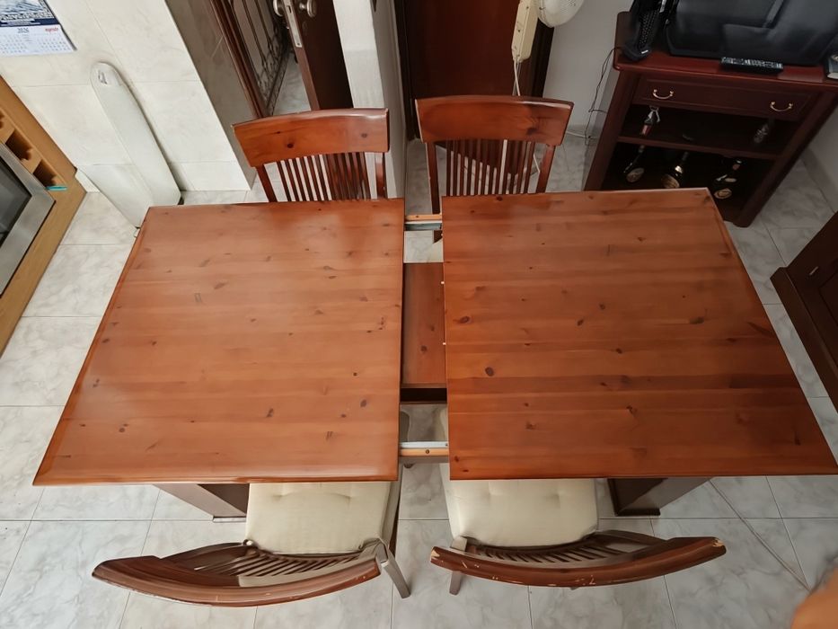 Conjunto de Aparador/estante, mesa e 4 cadeiras
