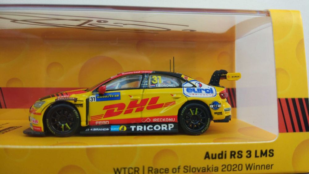 Réplica carro Audi RS 3 LMS 1:64 assinada Tom Coronel WTCR 2020