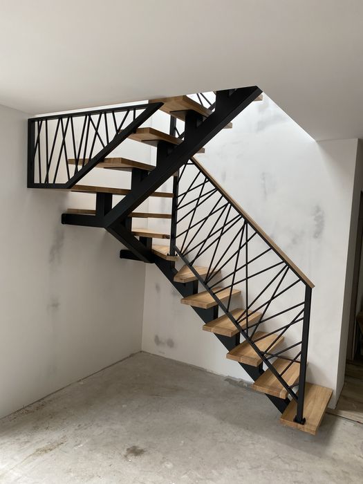 Schody metalowe, stalowe, nowoczesne, loft, na jednej belce, samonośne