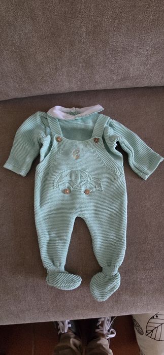 Roupinha e manta de Bebé - Primeira Roupa - Bordado nome Gabriel