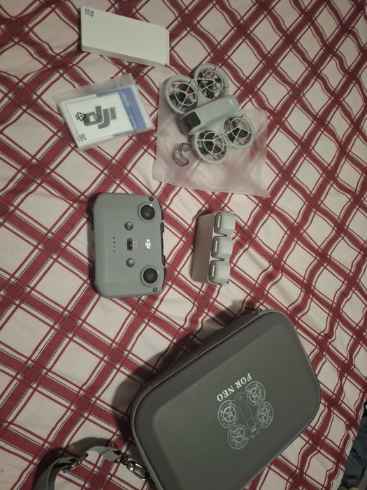 Drone DJI NEO c/ controlo remoto, 4 baterias, carregador, kit hélices reserva e mala de arrumação