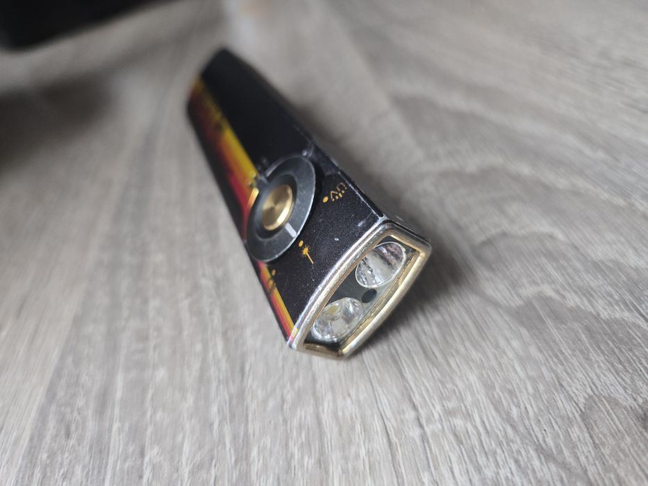 Latarka EDC Olight Arkfeld Pro Racing Stripes 1300 lumenów UV Laser