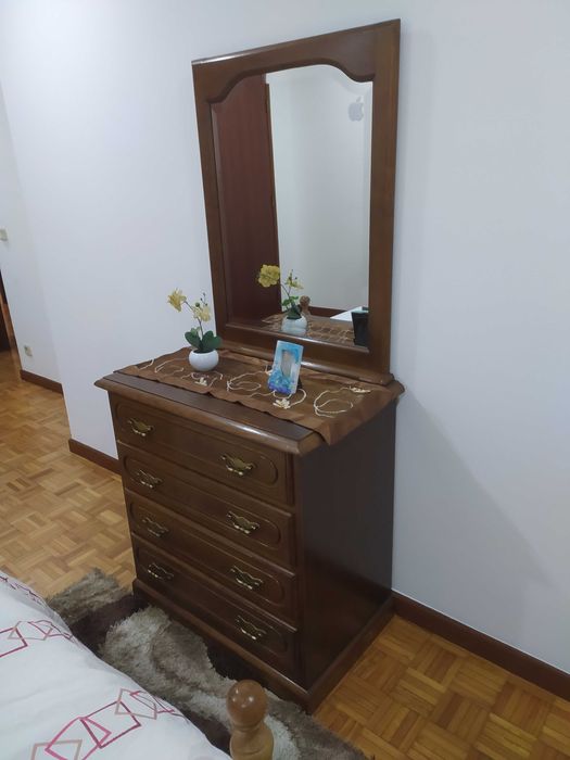 Mobília de quarto em madeira maciça