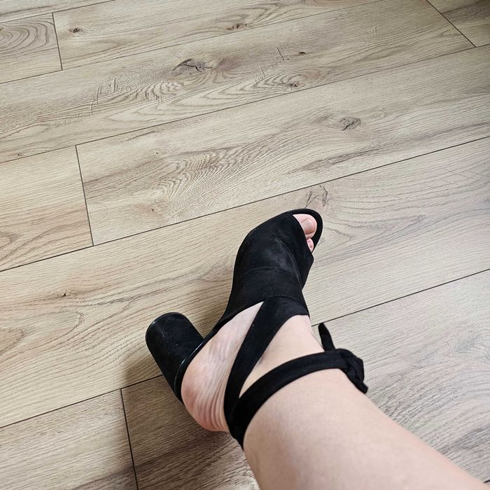 Sandały czarne na słupku