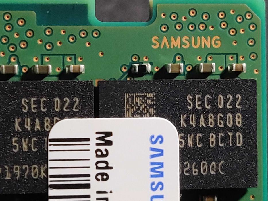 Samsung 16 GB x 2 SO-DIMM DDR4 (2666 MHz). Итого: 32 GB