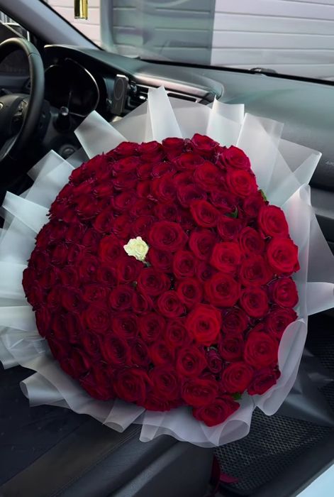 Доставка квітів • Букет зі 101 троянди • Доставка цветов Киев •