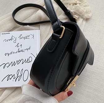 Modna listonoszka  na  lato