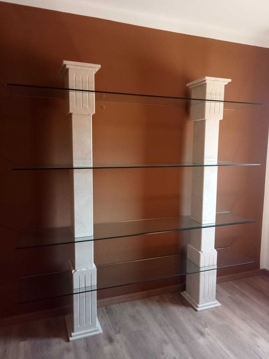 Estante de sala de estar em vidro com colunas em mármore