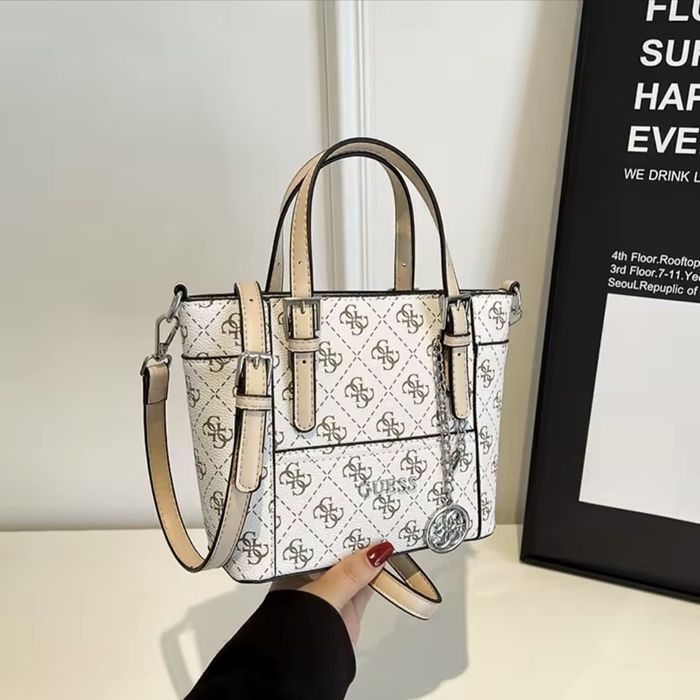 Torebka skórzana GUESS