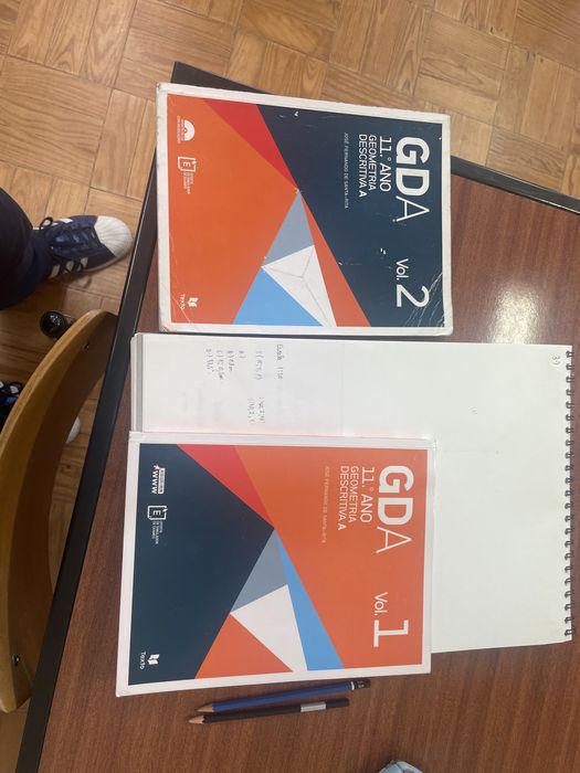 Livros de 11 ano de geometria descritiva