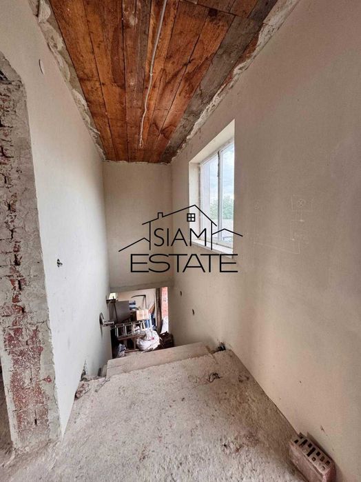 Продається малий житловий будинок з новим недобудованим будинком