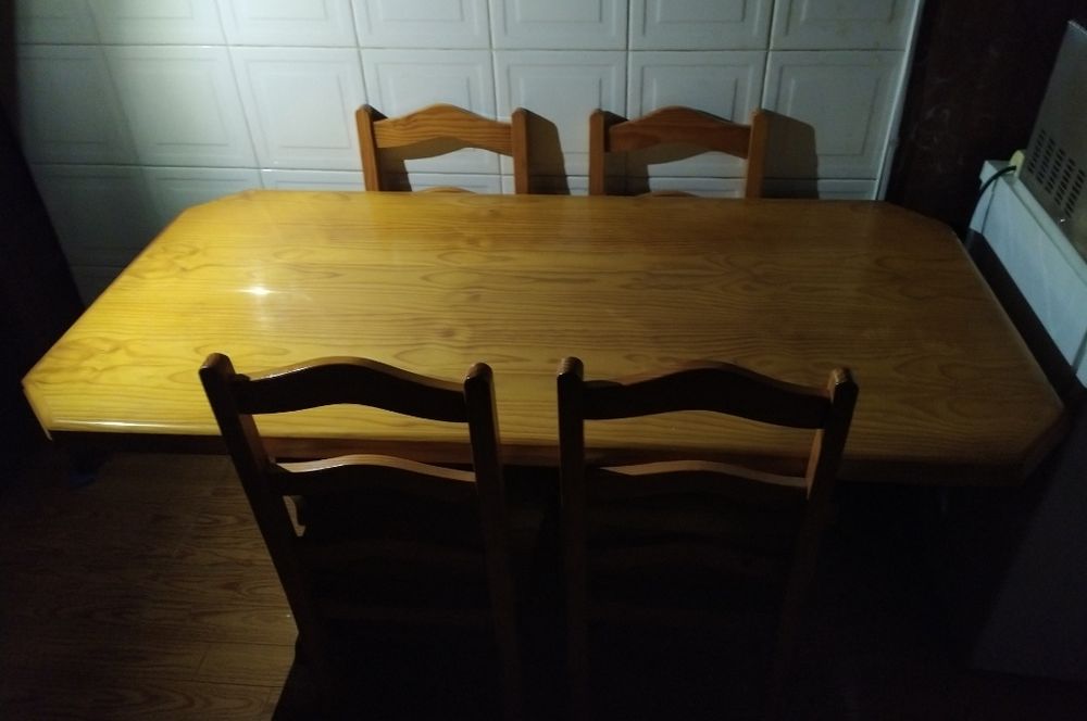 Mesa de jantar em madeira clara (155x75x75) + 4 cadeiras