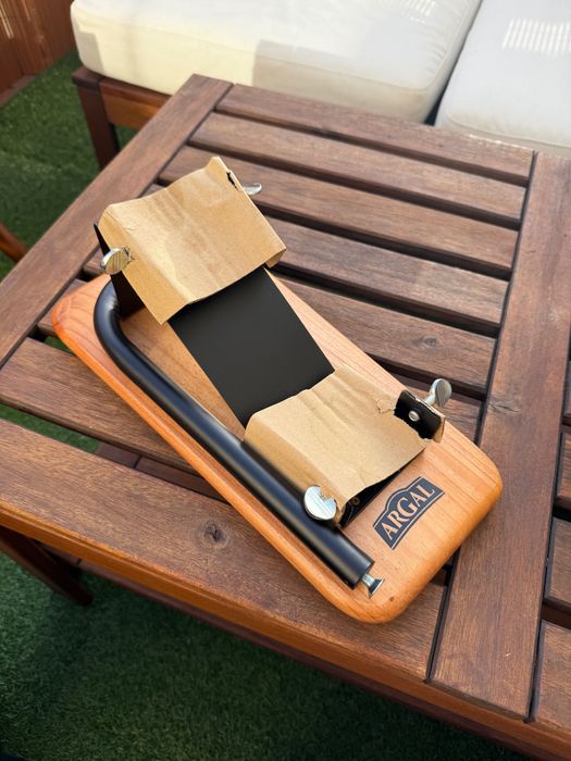 Tábua de madeira de cortar presunto nova