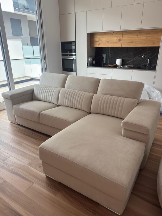Sofá chaise longue bege com arrumação e assentos extensíveis