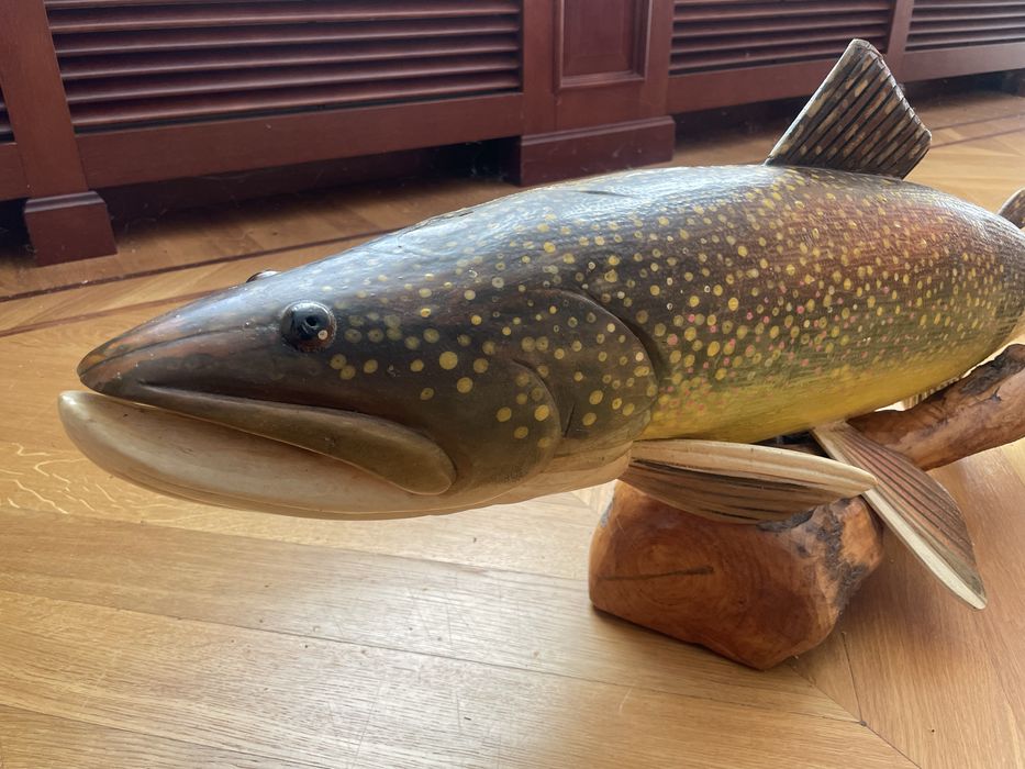 Drewniana rzeźba statuetka ryby pstrąg źródlany drewno duża