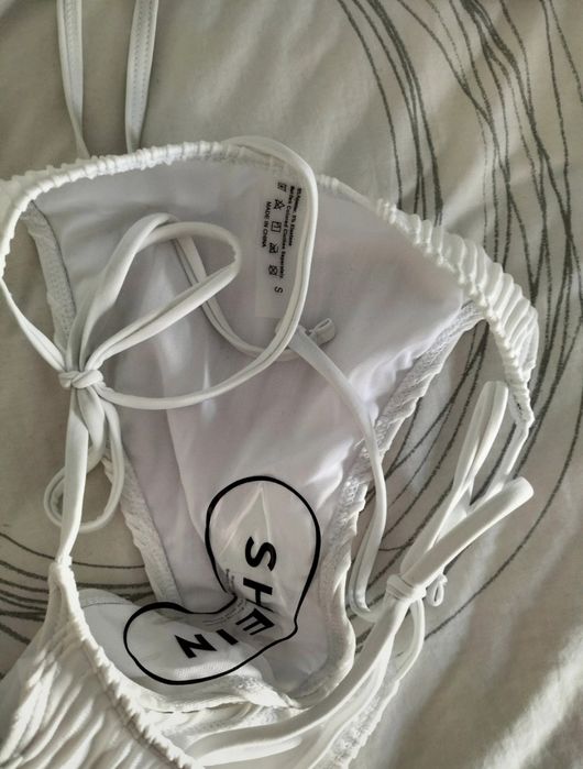 Bikini branco novo, com folhos