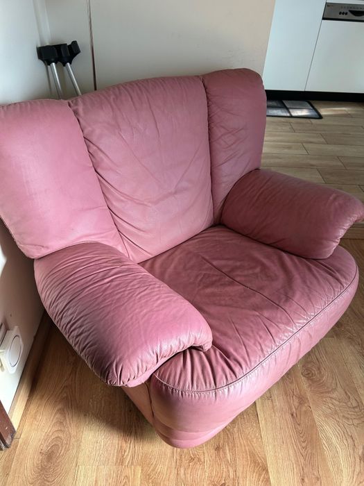 Dois sofás rosa de pele