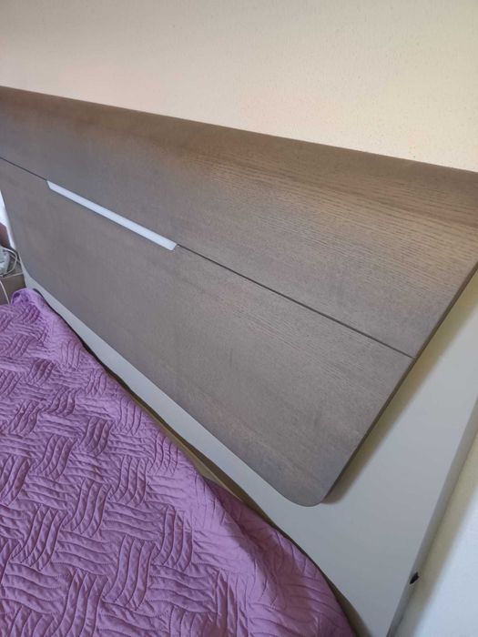 Cama e mesas de cabeceira