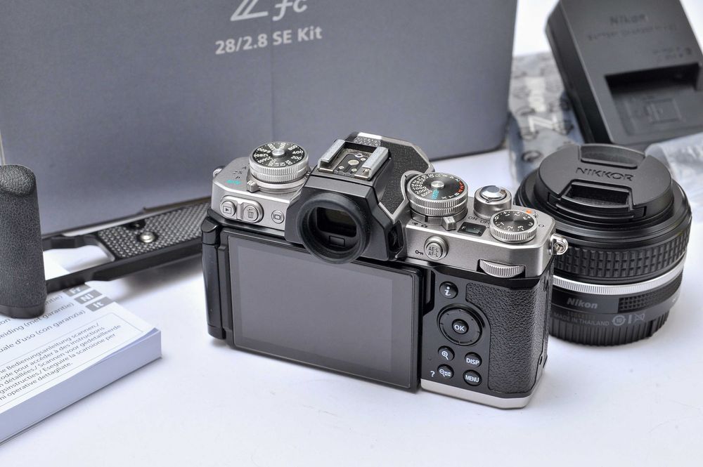 Nikon Zfc (seminova com adaptador de punho)