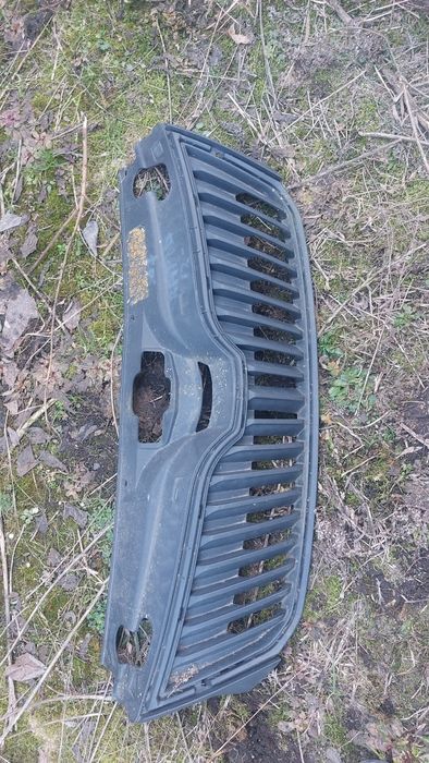 Решітка радіатора переднього бампера Skoda Rapid (2012-2017) 5JA853668