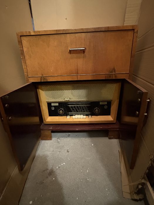 Szafa radiowa- wysuwany gramofon.