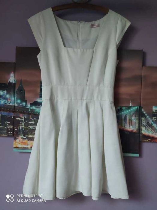 Biała sukienka rozkloszowana Orsay