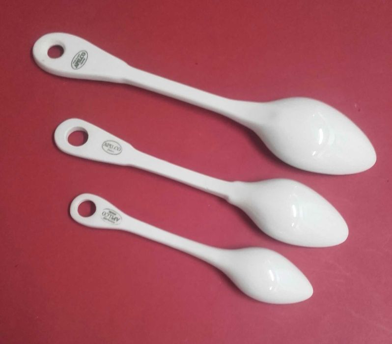 Lote de 3 colheres brancas em Porcelana Apilco.