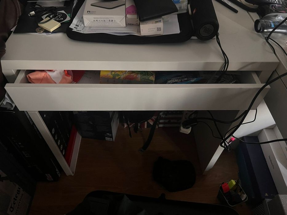 Secretaria e cadeira de escritório