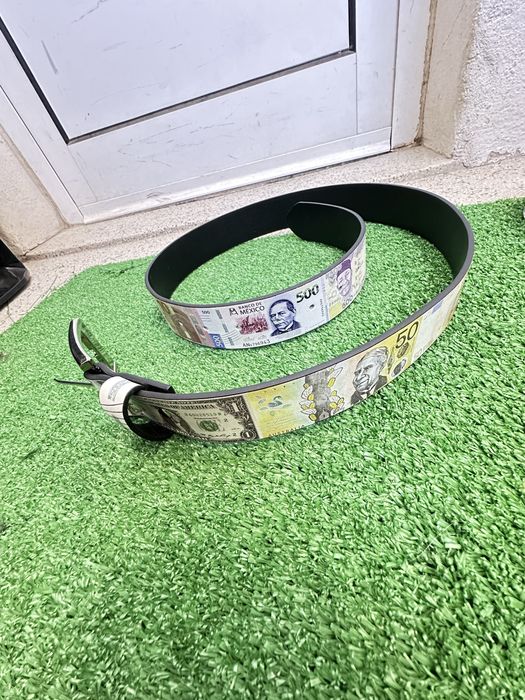 Cinto estampado com notas 120cm