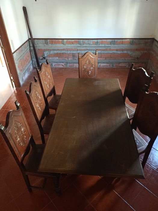 Mesa de madeira e cadeiras de madeira e couro - sala de jantar