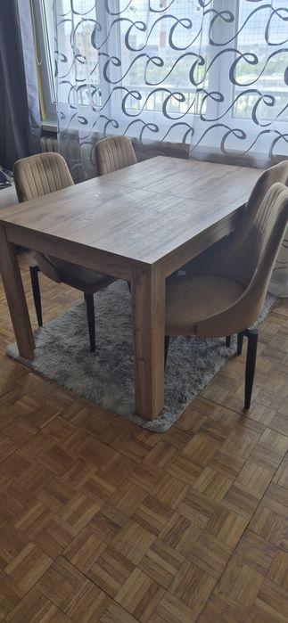 Stół rozkładany z krzesłami