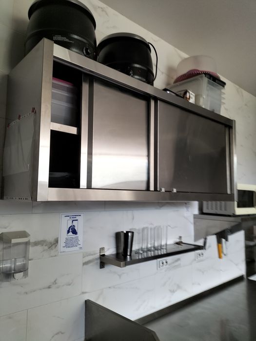 1 armário de parede inox com 1,5 m.