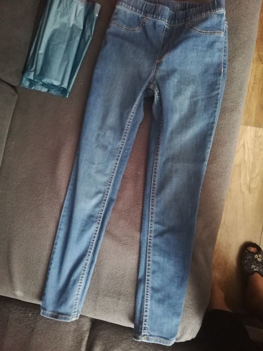 Dzinsowe spodnie leginsy Hm 134 granat