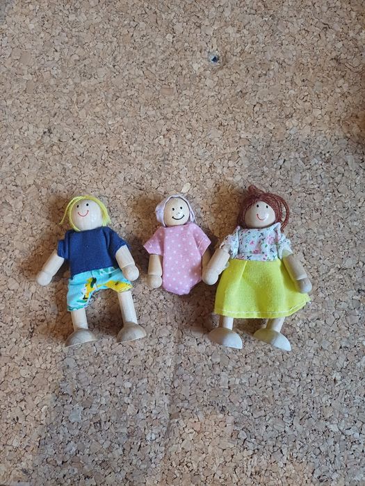 Mobília em madeira para casa de bonecas. Conjunto