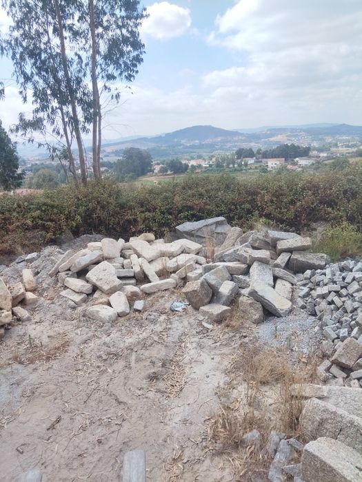 Vendo pedra antiga picada á mao