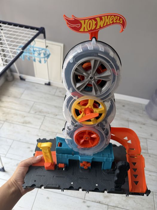 Ігровий набір Hot Wheels Пригоди та трюки у шиномонтажі
