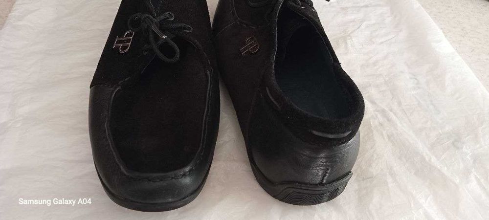 Продаю туфлі з натуральної замші на шнурівці. Стильна красива модель.