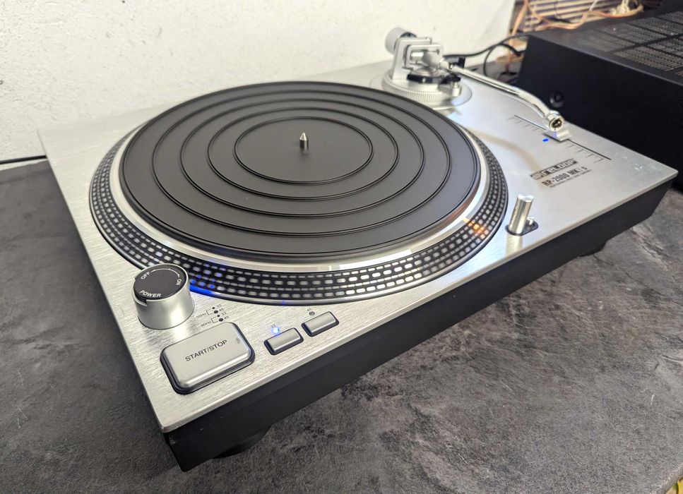 Програвач платівок Reloop RP-2000 MK3s.