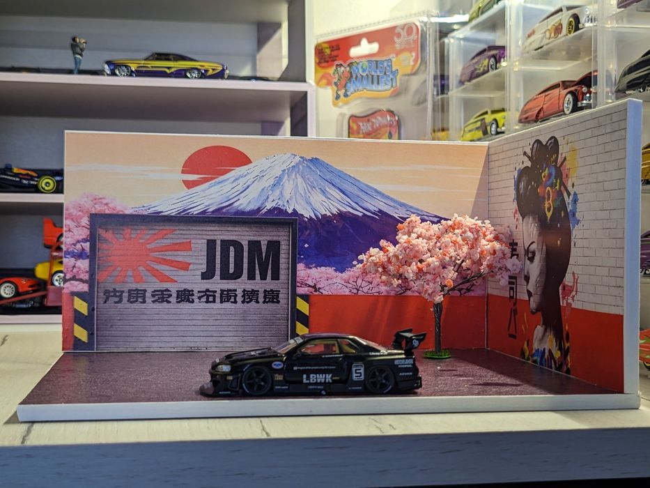Готова діорама масштабу 1:64 у стилі японського автоспорту JDM.