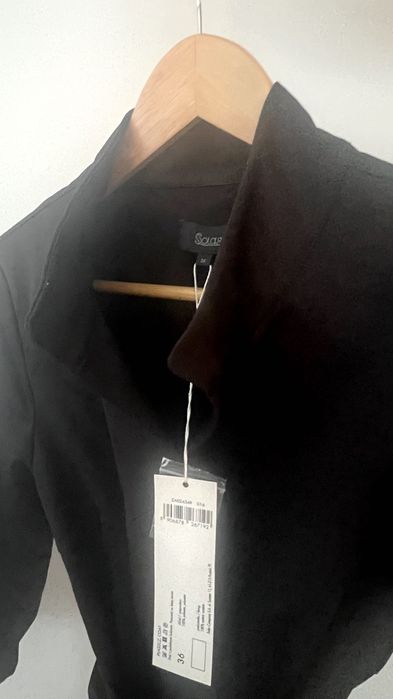 Czarny elegancki płaszcz firmy Solar