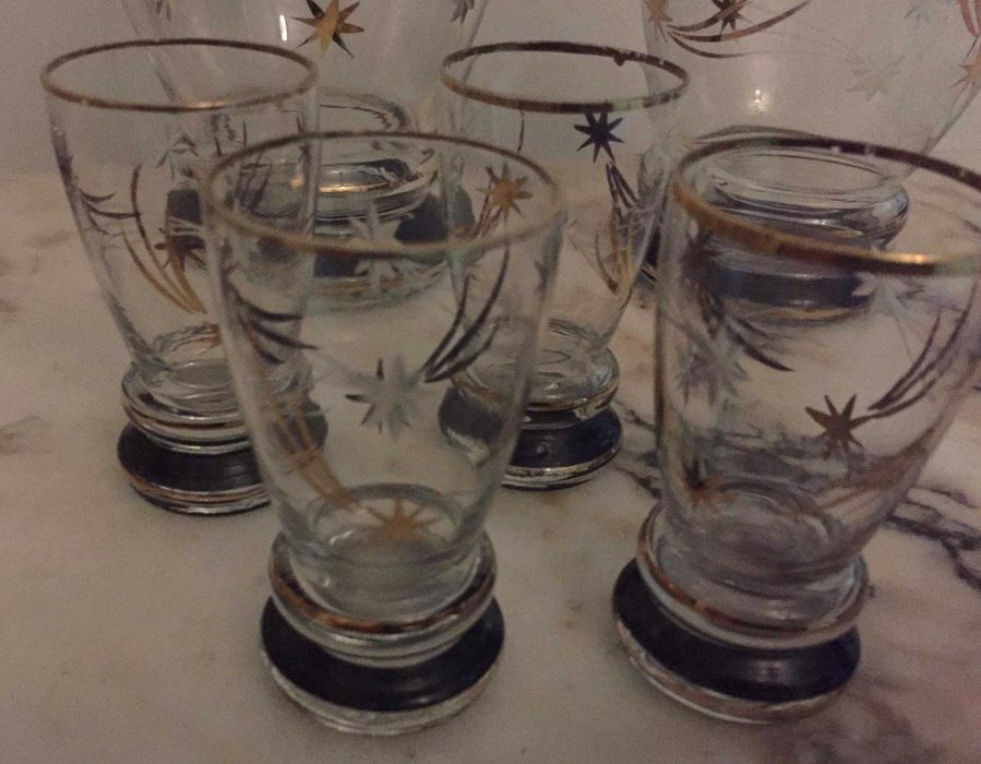 Conjunto de copos, jarras e licoreira