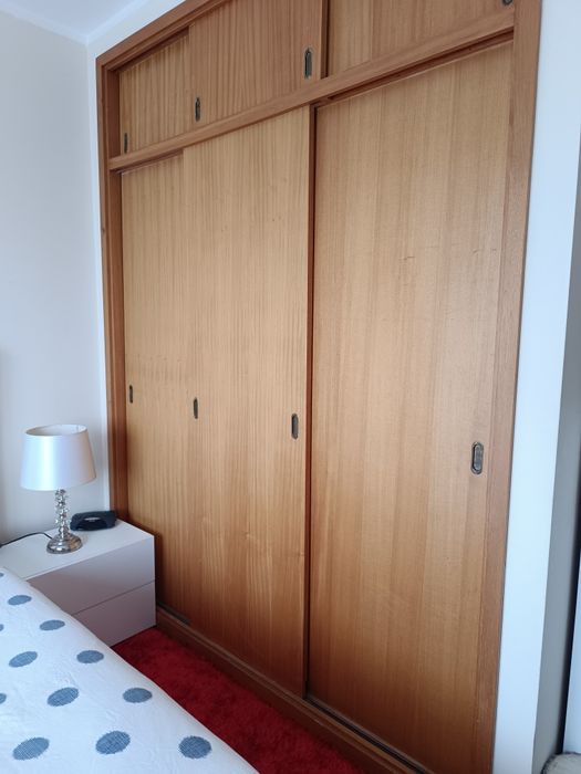Alugo quarto espaçoso